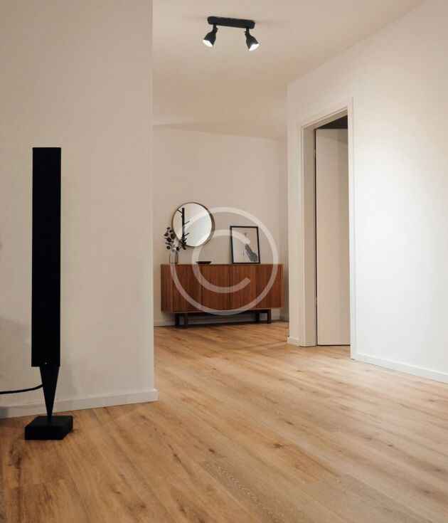 Natural tone vinyl wood-look planks