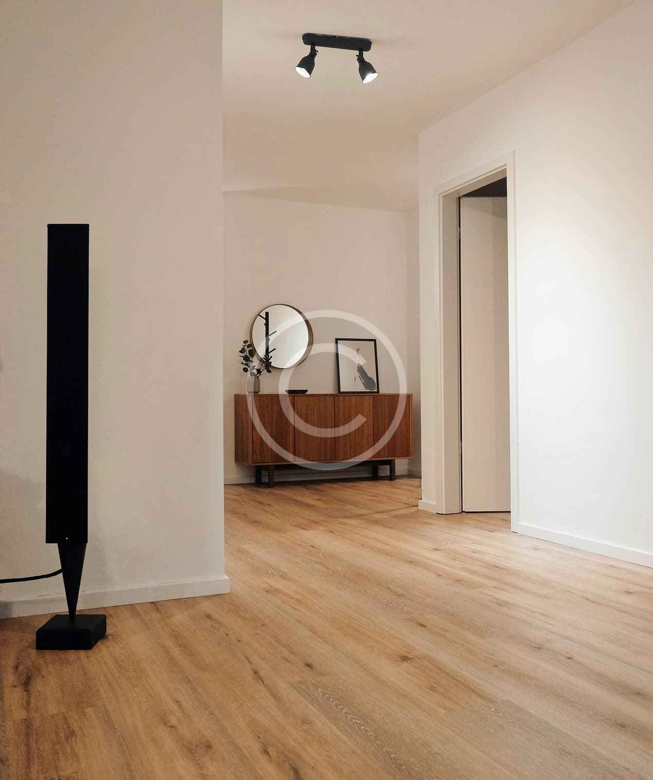 Natural tone vinyl wood-look planks